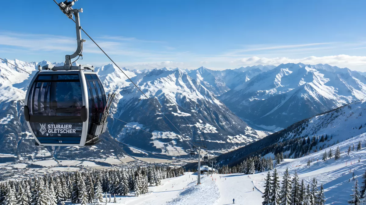 Gondelbahn Stubaier Gletscher mit Alpenpanorama