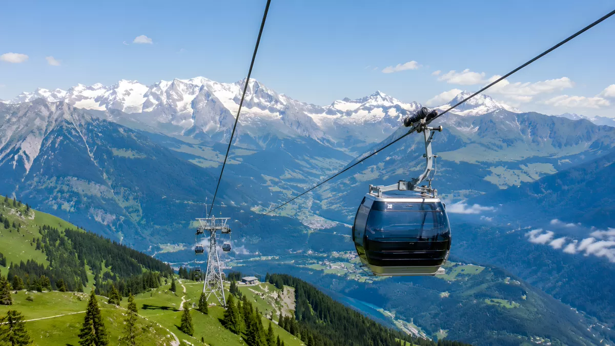 Gondelbahn über Alpenpanorama mit Gletschergipfeln