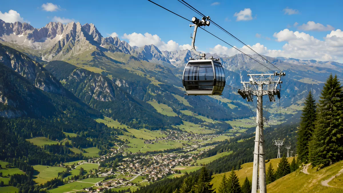 Gondelbahn über grünes Alpental mit Bergpanorama — Bild kostenlos herunterladen