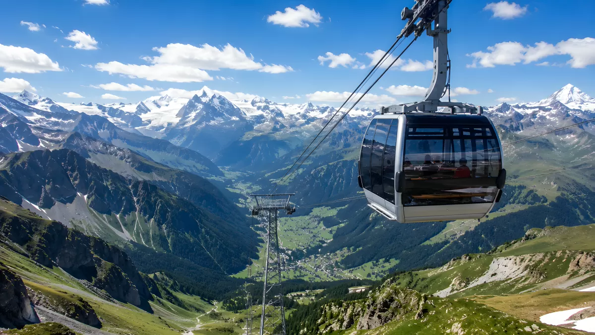 Gondelbahn über grünes Alpental mit Gipfelpanorama