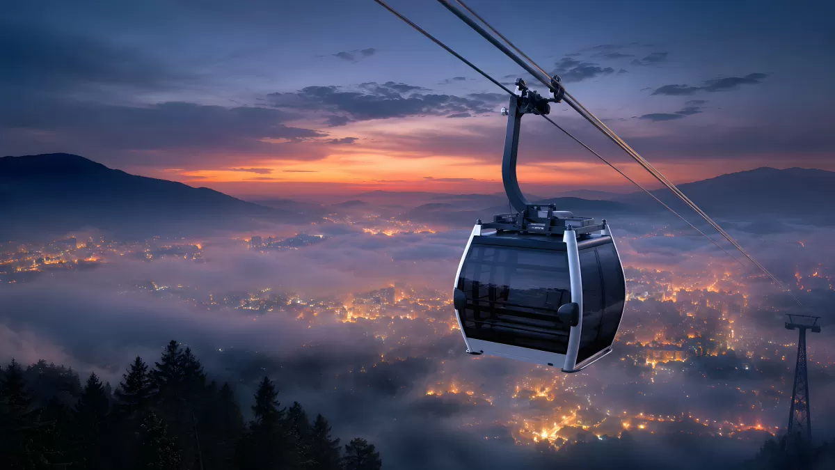 Gondelbahn über nebelverhüllter Stadt im Abendrot