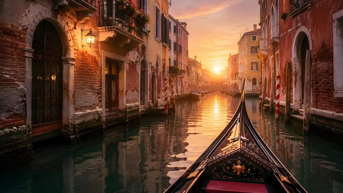 Gondelfahrt durch einen Kanal in Venedig bei Sonnenuntergang