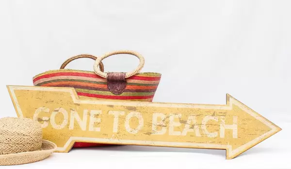 Gone to beach Schild mit Hut und Tasche