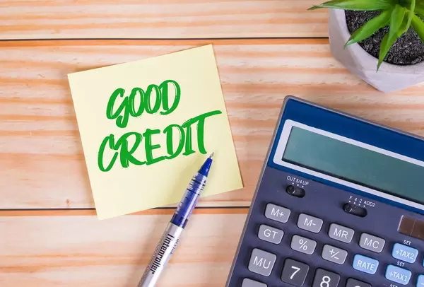 Good credit text on a sticky note