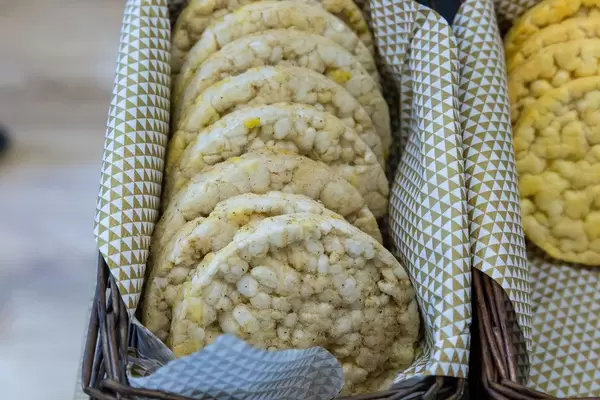 Goodfood - Reiswaffel karamellisiert mit Zwiebeln und Essig