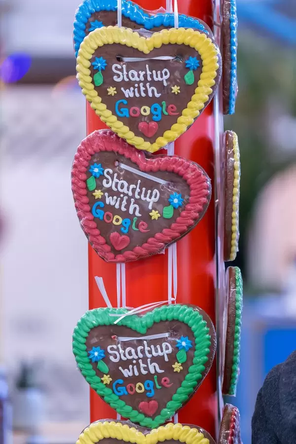 Google-Lebkuchenherzen hängen an rotem Pfahl