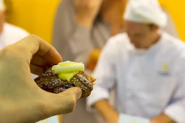 Gorumand Pastries zum Probieren in der Hand