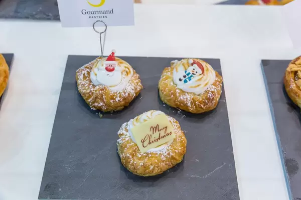 Gourmand Pastries - weihnachtliche süße Teilchen auf Steinteller