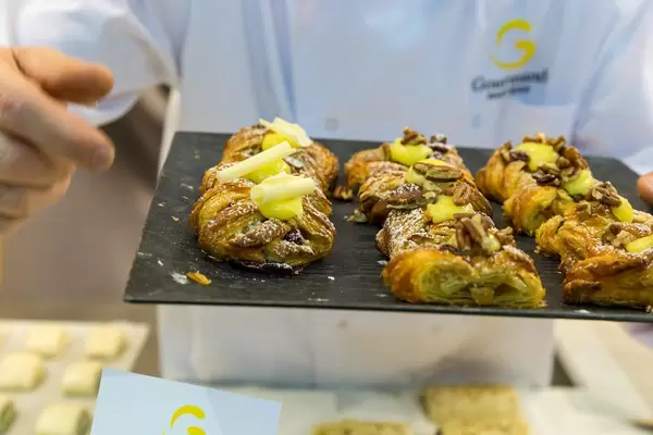 Gourmand Pastries werden vom Konditor zum Probieren ausgegeben