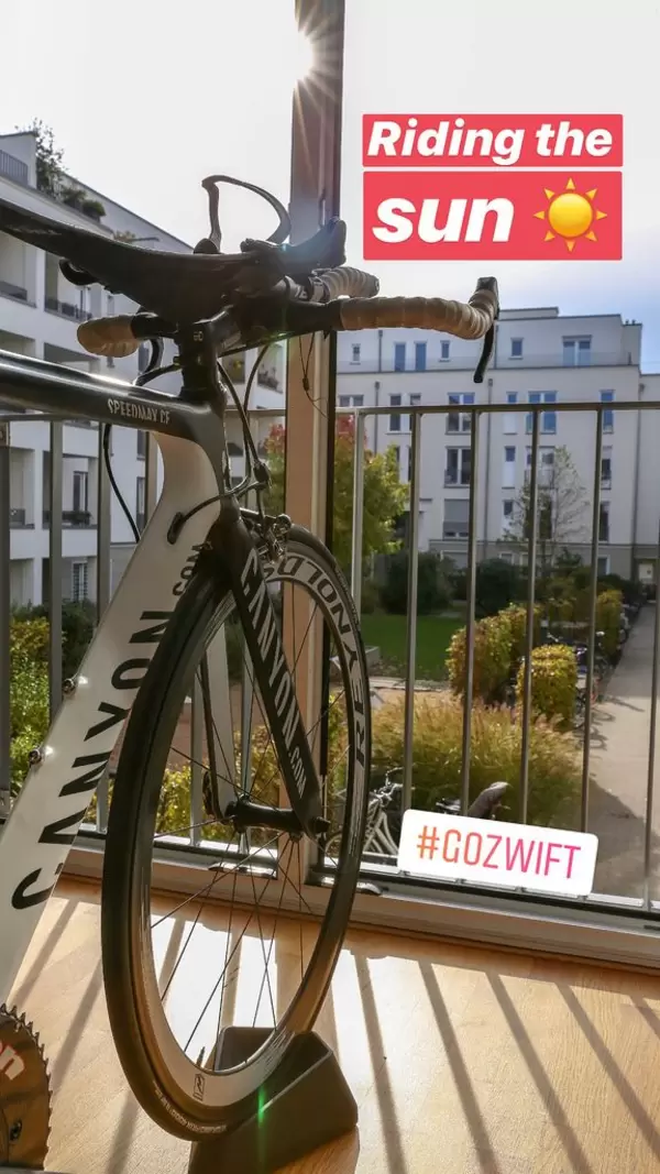 GOZWIFT Triathlon Rollentraining mit einem Canyon Speedmax CF vor offenem Fenster mit Sicht nach draußen