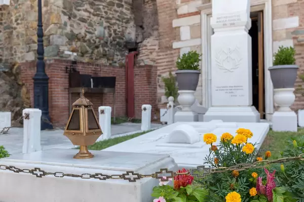 Grabmal vor dem Eingang zur Kirche Hagios Demetrios in Thessaloniki