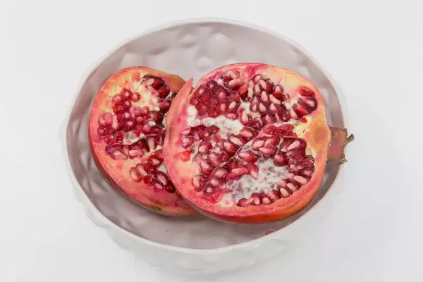 Granatapfel in weißem Schälchen