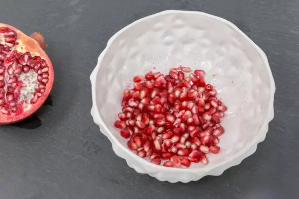 Granatapfelkerne in einer weißen Schale