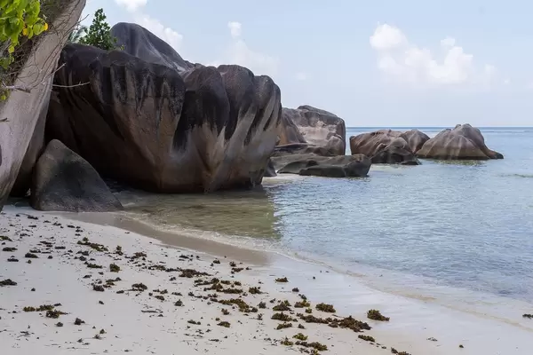 Granitfelsen an der Bucht von Anse Source d'Argent auf La Digue, Seychellen