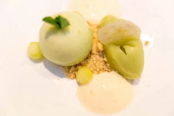 Granny Smith bei Chino Latino: Mousse, Kandierte Äpfel, Sorbet, Chip, Ingwer Pudding