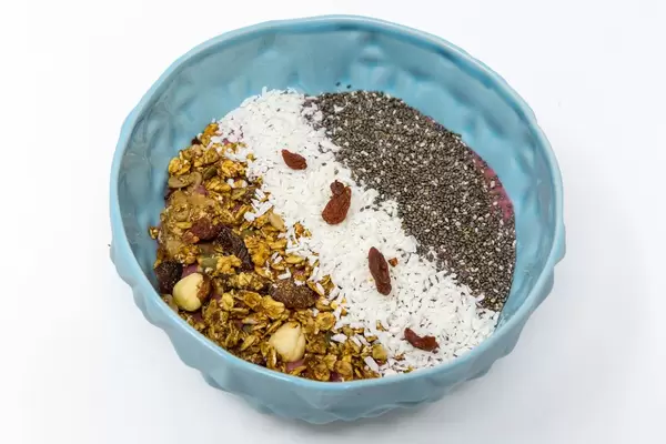 Granola Nuss Knuspermüsli mit Kokosraspeln, Chiasamen und Gojibeeren in einer Schüssel