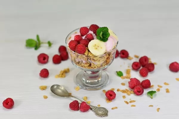 Granola with yoghurt and fruit