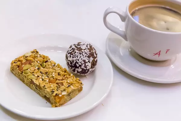 Granolariegel und Eiweißbällchen