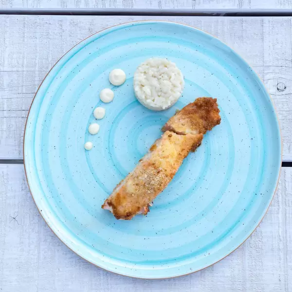 Gratinierter Lachs mit Reis und Wasabi-Mayonnaise. Draufsicht