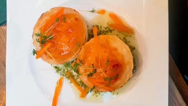 GRATINIERTER ZIEGENKÄSE AUF ORANGEN-CHILI-MARMELADE