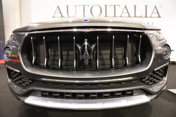 Graues Maserati Levante mit Close-up von Logo