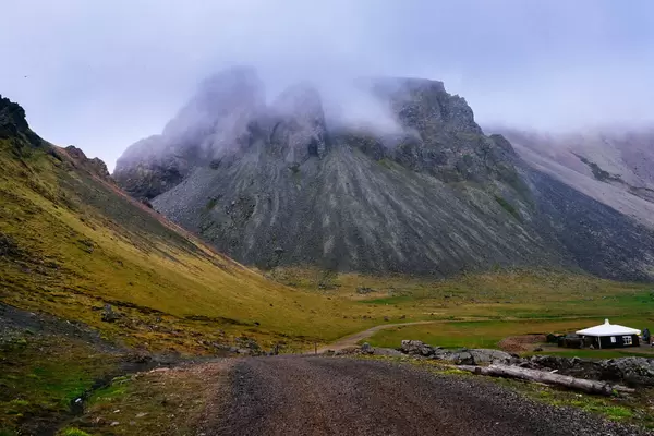 Gravel path leading to an epic mountain covered in clouds / Schotterweg führt zu einem epischen Berg in Wolken bedeckt