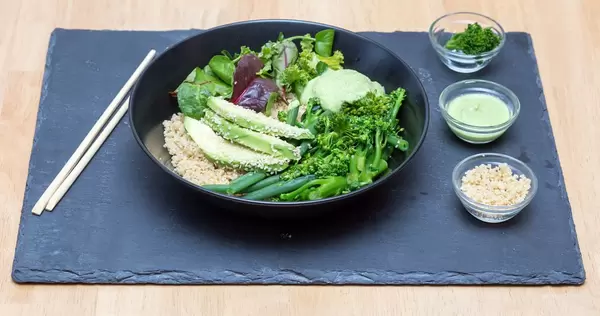 Green-Bowl mit Brokkolini und Avocado-Koriander-Dressing