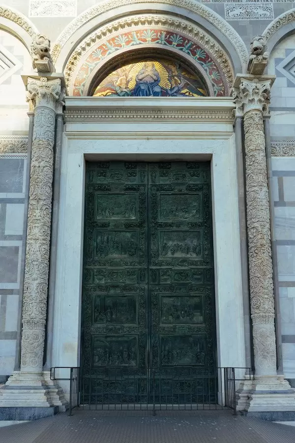 Green door of Italian Pisa Cathedral / Grüne Tür der italienischen Pisa Kathedrale