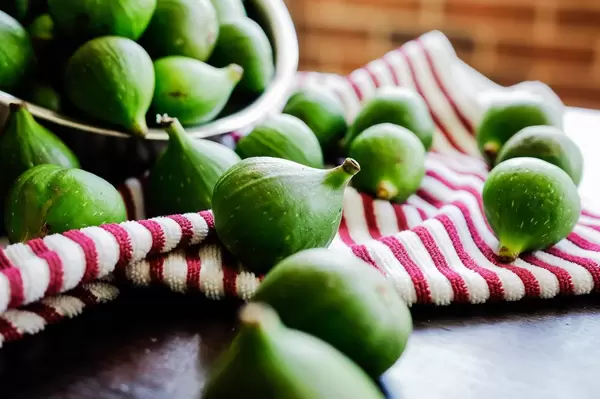 Green figs lying on a kitchen cloth