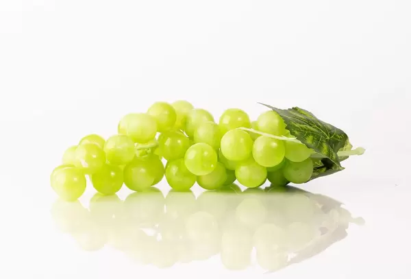 Green grape with leaves isolated on white background (Flip 2019)