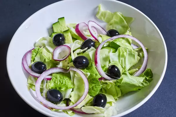 Green salad with onion and black olives