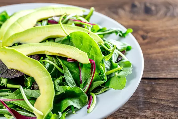 Green salad with salad mix and avocado slices (Flip 2019)