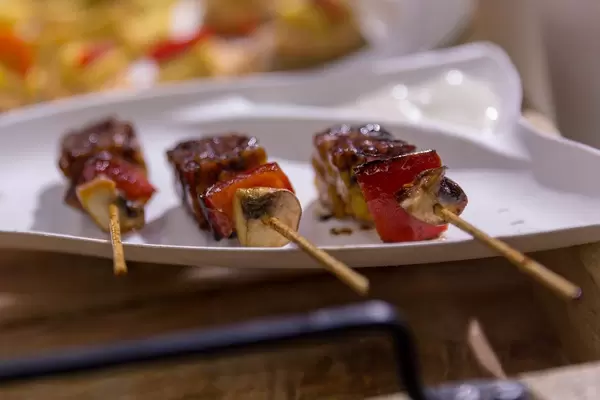 GreenNest - vegane Grillspieße auf einer Servierplatte zum Probieren