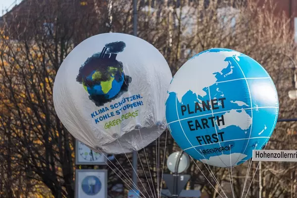 Greenpeace mit zwei Luftballons als Erdkugel "Klima schützen und Kohle stoppen" auf den Fridays for Future