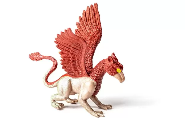 Greif-Spielzeugfigur vor weißem Hintergrund