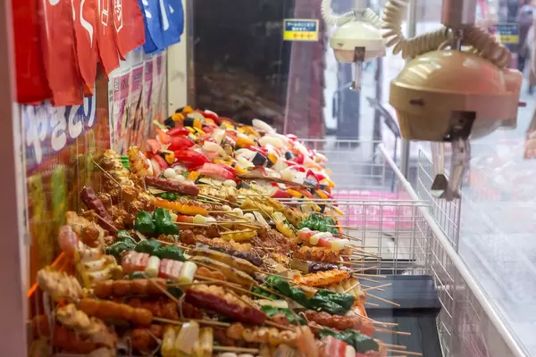 Greifarm-Spiel mit Plastik-Sushi