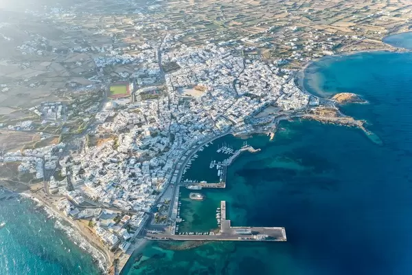 Griechische Insel: Luftbild der Stadt Naxos mit dem Hafen und dem Agios Georgios Strand