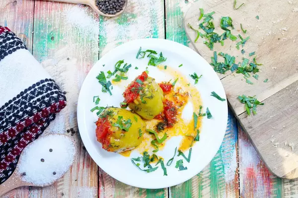 Griechische Küche: gefüllte Paprika mit Rind und Reis auf einem bunten Tisch