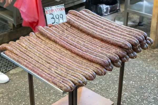 Griechische Räucherwürste am Kapani Markt in Thessaloniki