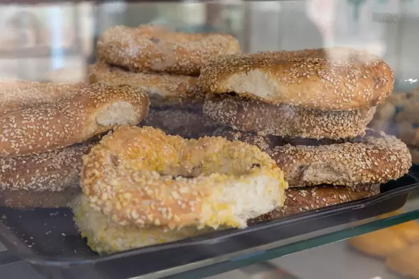 Griechischer Bagel mit Sesam