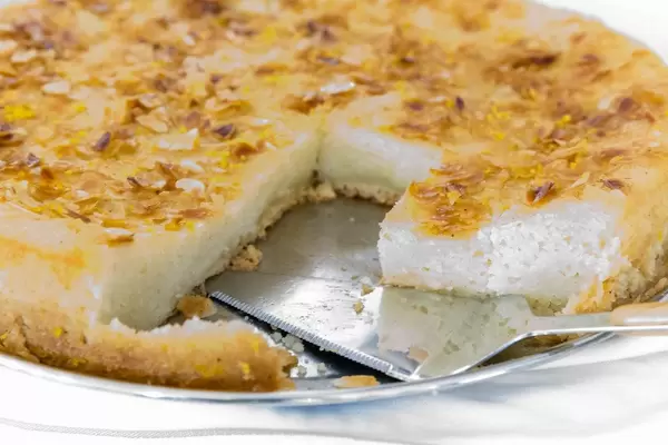 Griechischer Kuchen "Chamali" mit Mandeln und Kuchengabel