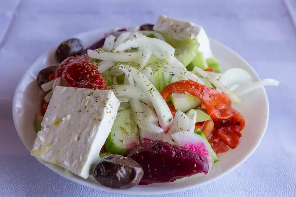 Griechischer Salat mit Paprika, Gurke, Zwiebel, Rote Beete, Oliven und Fetakäse