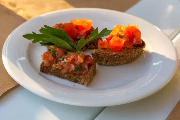 Griechischer Tomatensalat auf Vollkornbrotscheiben