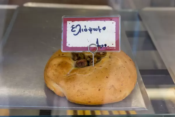 Griechisches Brötchen mit Oliven