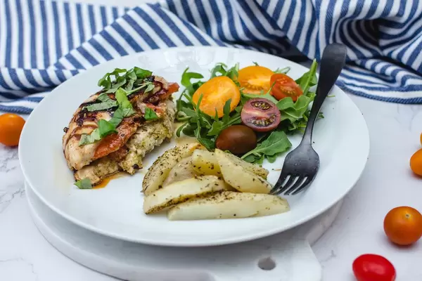 Griechisches Hühnchen, gefüllt mit Käse und getrockneten Tomaten