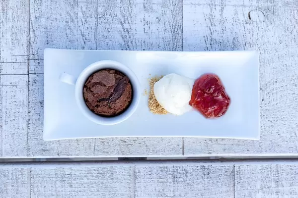 Griechisches Kaffee-Soufflé mit Dondurma-Eis. Draufsicht