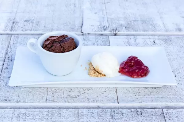 Griechisches Kaffee-Soufflé mit Dondurma-Eis