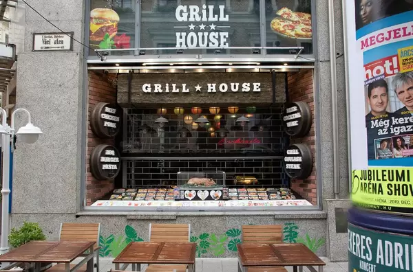 Grill House in Budapest bietet Gulasch, Burger und Pasta an