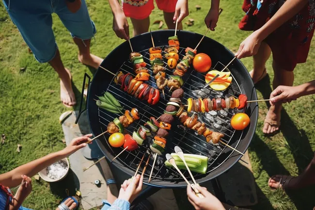 Grill-Party mit selbst gegrillt Gemüse und Fleischspießen