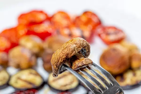 Grill the mushroom on a fork closeup (Flip 2019)